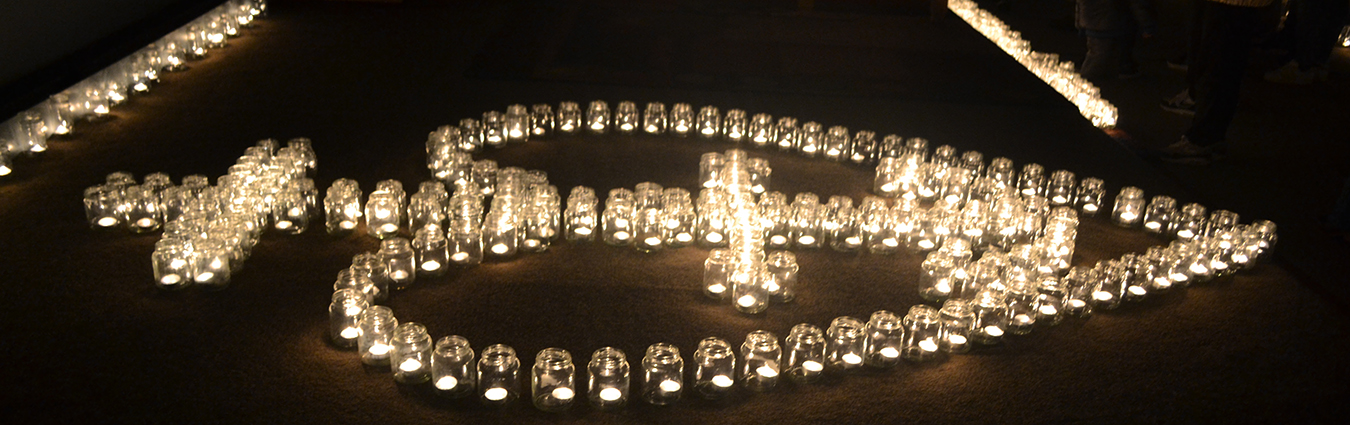 De Jozefkerk verlicht met kaarsen